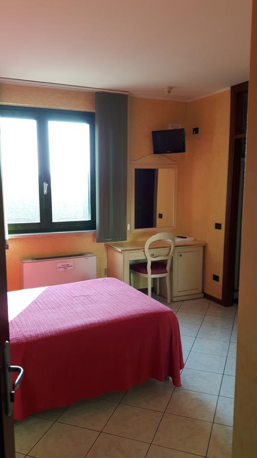 קאסטנדולו Hotel Armida מראה חיצוני תמונה