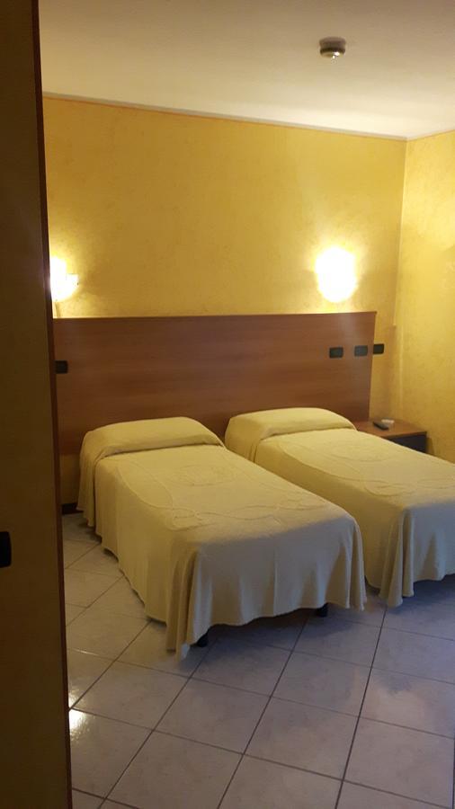 קאסטנדולו Hotel Armida מראה חיצוני תמונה